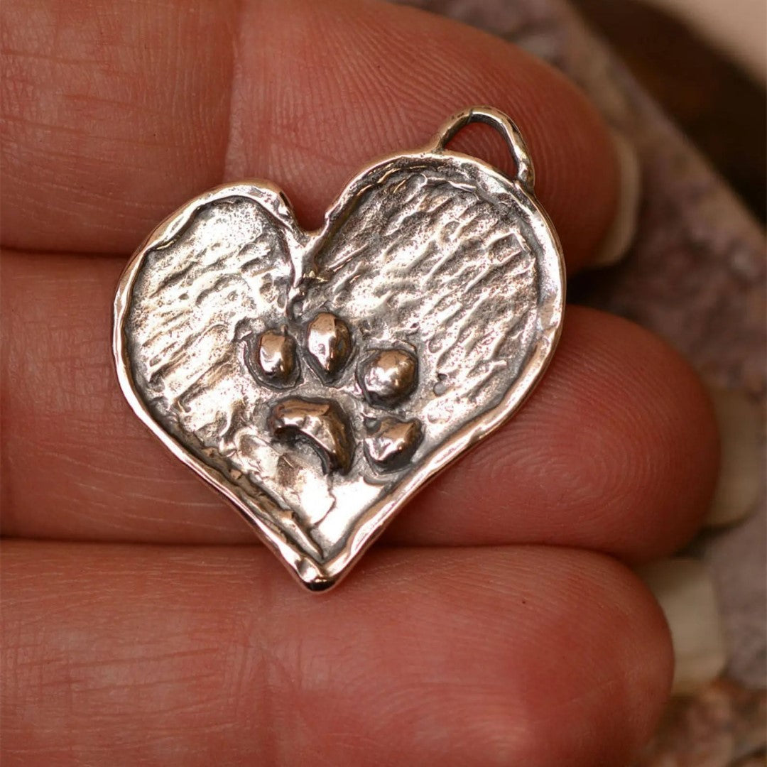 Herz-Anhänger mit Pfote aus 925er Silber – Talisman für Treue und Tierliebe, Schmuckstück im Boho- und rustikalen Stil für Hunde- und Katzenliebhaber | Art Diva