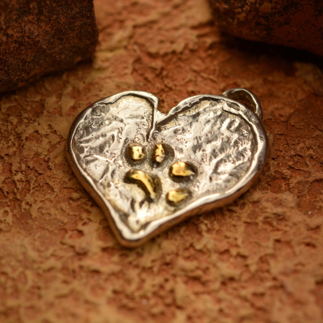 Herz-Anhänger mit Pfote aus 925er Silber und goldfarbenen Akzenten – Talisman für Treue und Tierliebe, handgefertigter Skulpturenschmuck im Boho- und rustikalen Stil, Kollektion „Glanz“ | Art Diva
