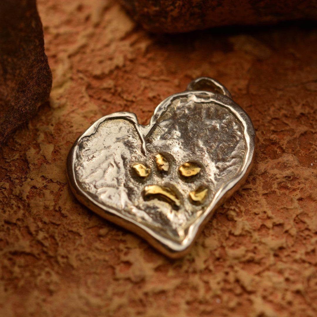 Herz-Anhänger mit Pfote aus 925er Silber und goldfarbenen Akzenten – Talisman für Treue und Tierliebe, handgefertigter Skulpturenschmuck im Boho- und rustikalen Stil, Kollektion „Glanz“ | Art Diva