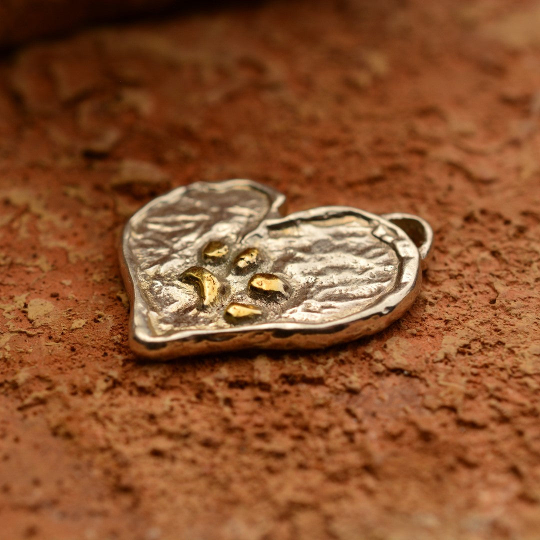 Herz-Anhänger mit Pfote aus 925er Silber und goldfarbenen Akzenten – Talisman für Treue und Tierliebe, handgefertigter Skulpturenschmuck im Boho- und rustikalen Stil, Kollektion „Glanz“ | Art Diva
