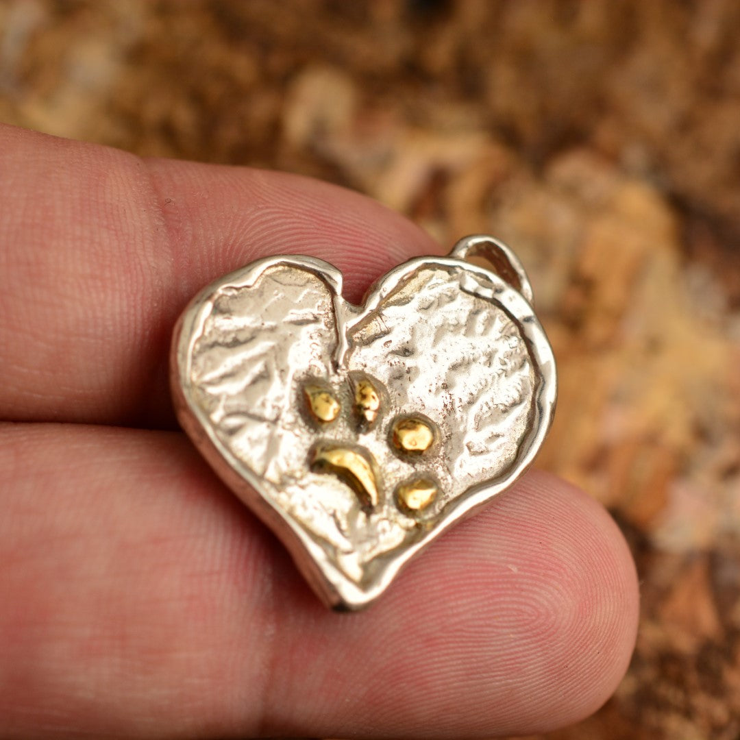 Herz-Anhänger mit Pfote aus 925er Silber und goldfarbenen Akzenten – Talisman für Treue und Tierliebe, handgefertigter Skulpturenschmuck im Boho- und rustikalen Stil, Kollektion „Glanz“ | Art Diva