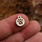 „Pfote mit Herz“-Anhänger aus 925er Silber – handgefertigter Talisman für Tierliebe im Boho-Rustik-Stil | Art Diva