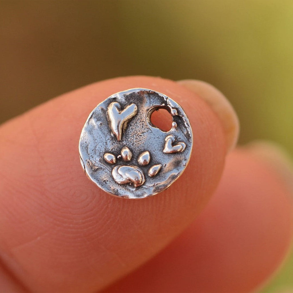 Pfotenabdruck-Anhänger mit Herz aus 925er Silber – Talisman für Liebe und Treue, handgefertigt im Boho-Stil, für Hunde- und Katzenliebhaber | Art Diva