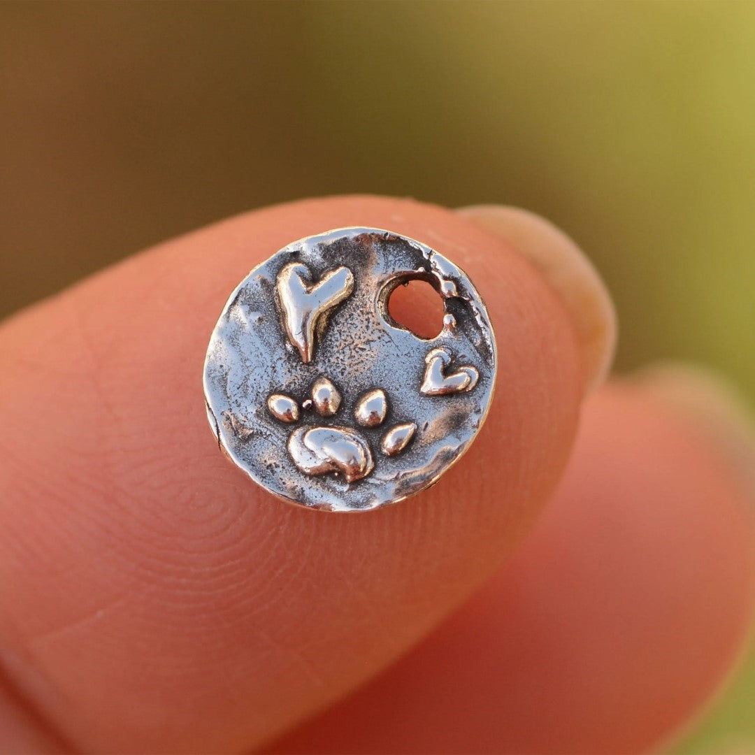 Pfotenabdruck-Anhänger mit Herz aus 925er Silber – Talisman für Liebe und Treue, handgefertigt im Boho-Stil, für Hunde- und Katzenliebhaber | Art Diva