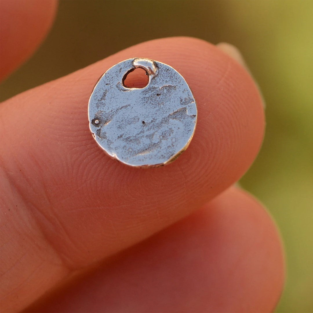„Spuren der Liebe“-Anhänger aus 925er Silber – Amulett für die Verbundenheit zwischen Mensch und Tier, handgefertigter Skulpturenschmuck im Boho- und rustikalen Stil | Art Diva