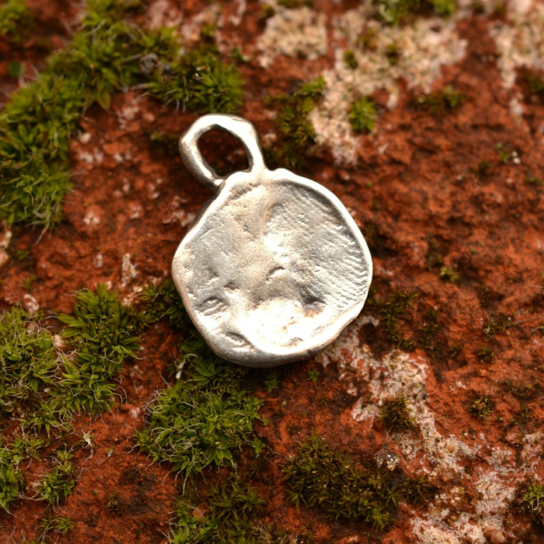 925er Silberanhänger „Pfote“ – handgefertigter Boho-Talisman für Tierliebe, skulpturales Schmuckstück und Geschenk für Hunde- oder Katzenliebhaber | Art Diva