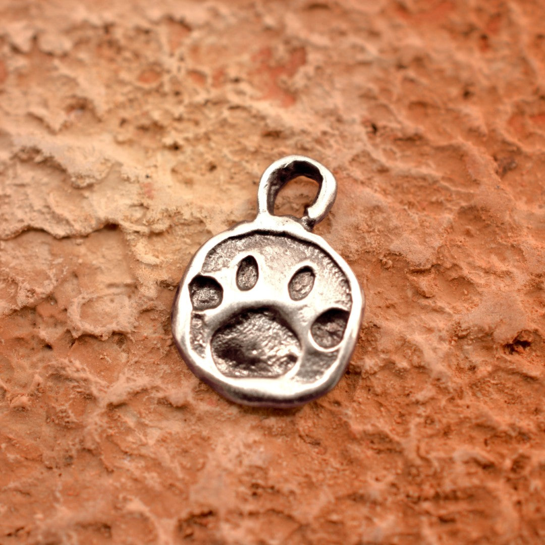 925er Silberanhänger „Pfote“ – handgefertigter Boho-Talisman für Tierliebe, skulpturales Schmuckstück und Geschenk für Hunde- oder Katzenliebhaber | Art Diva