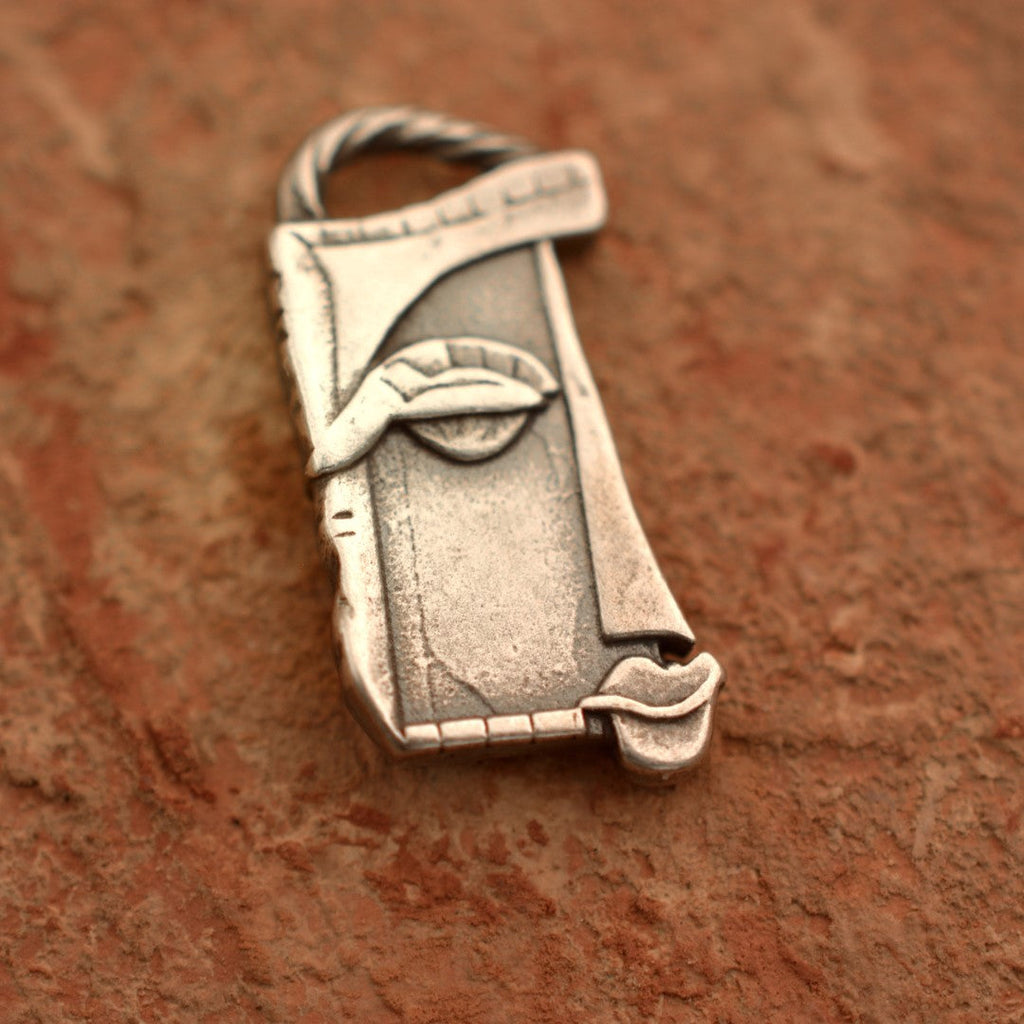 „Gesicht der Muse“ – Anhänger aus 925er Silber, handgefertigter Skulpturenschmuck für kreative Seelen im Boho- und rustikalen Stil | Art Diva