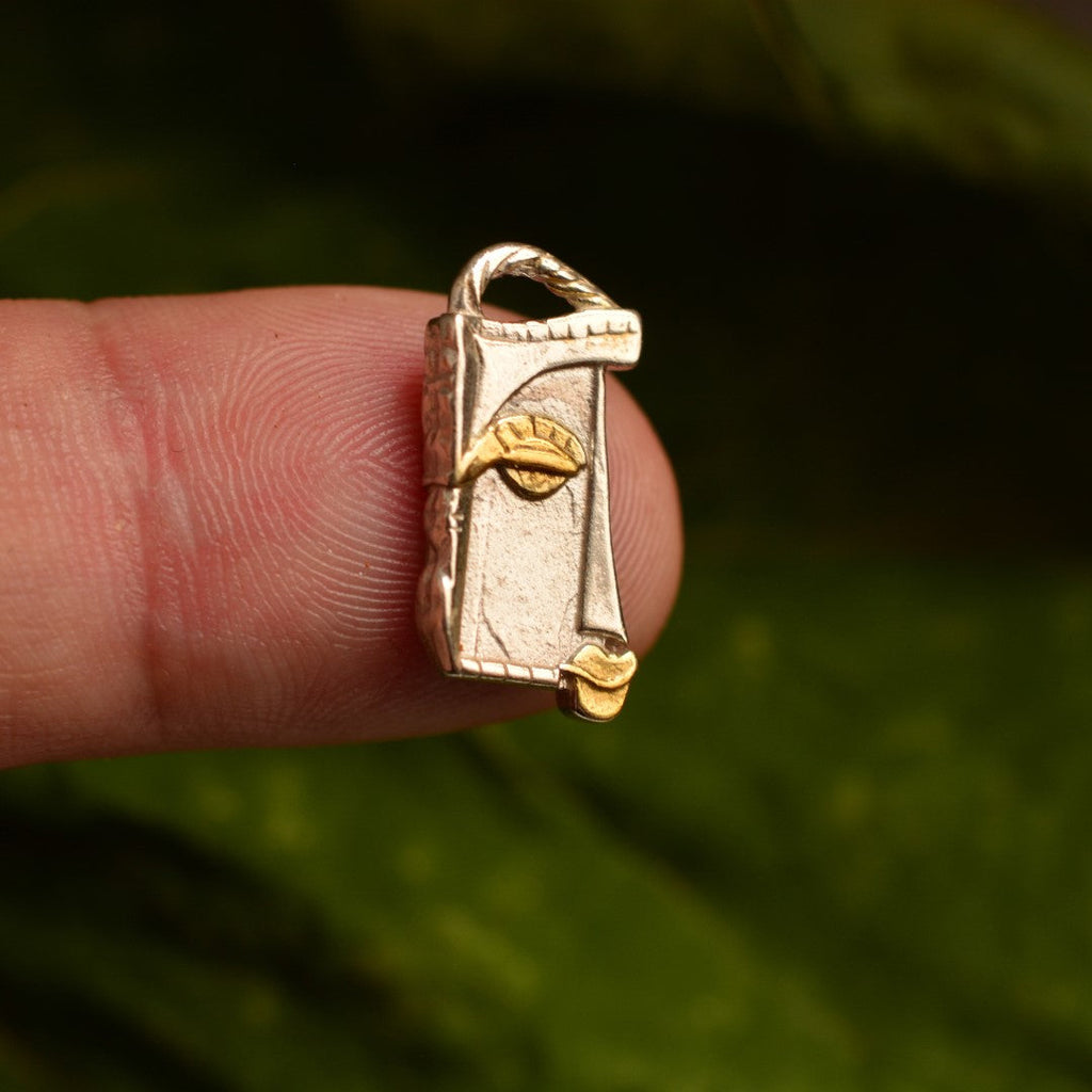„Gesicht der Muse“ – Anhänger aus 925er Silber mit goldfarbenen Akzenten, Symbol für Inspiration, Kreativität, Selbstvertrauen und innere Stärke, Skulpturenschmuck im Boho- und rustikalen Stil | Art Diva