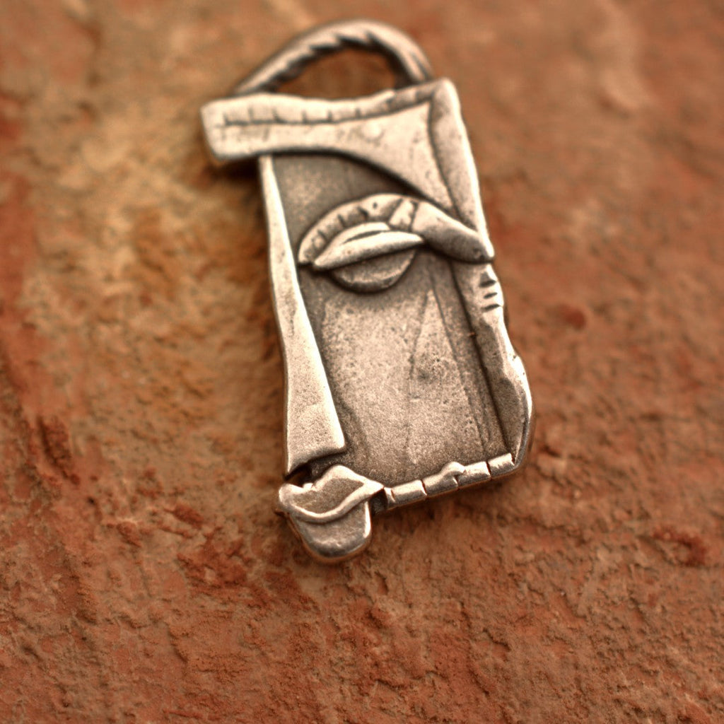 „Gesicht der Muse“ – Anhänger aus 925er Silber, handgefertigter Skulpturenschmuck für kreative Seelen im Boho- und rustikalen Stil | Art Diva