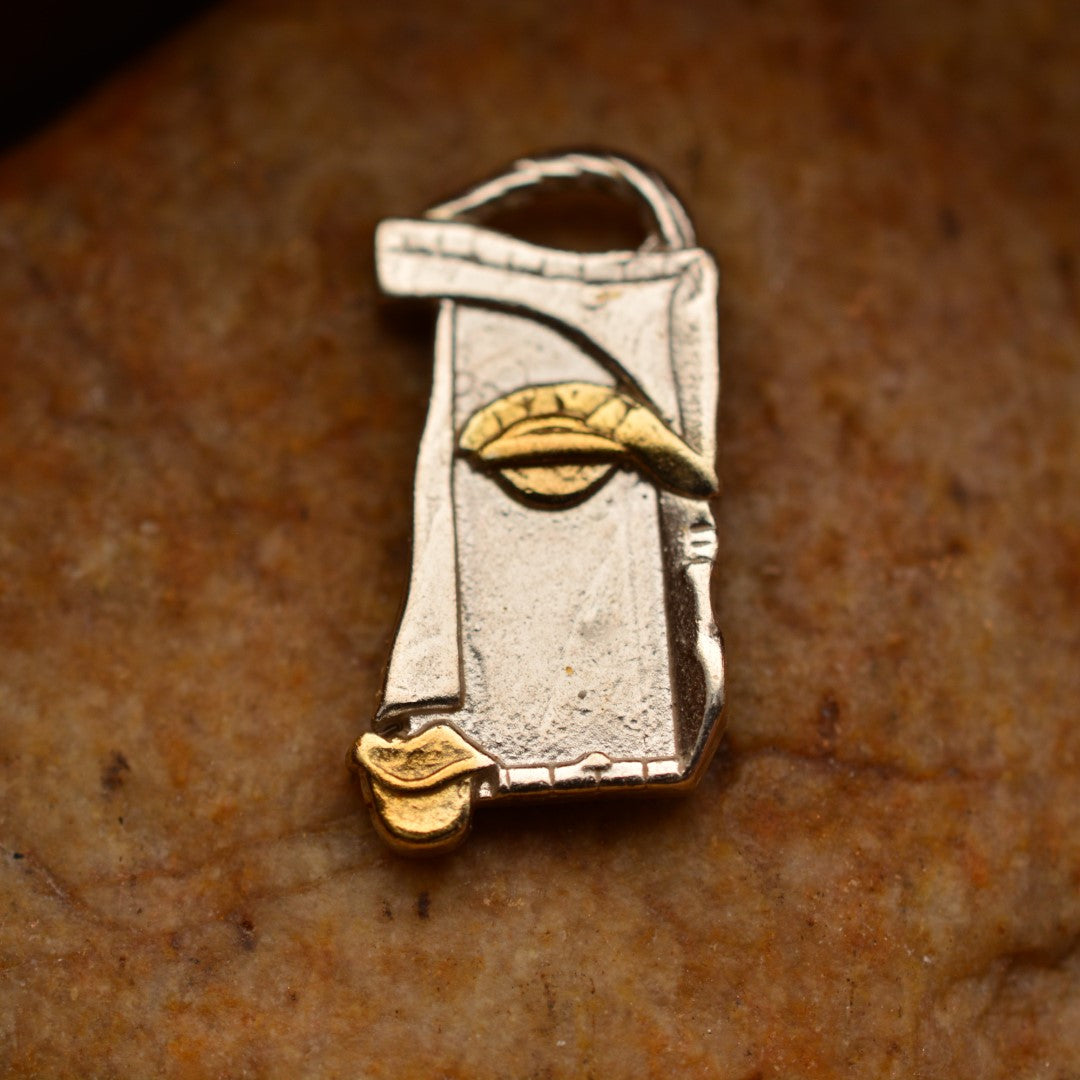 „Gesicht der Muse“ – Anhänger aus 925er Silber mit goldfarbenen Akzenten, Symbol für Inspiration, Kreativität, Selbstvertrauen und innere Stärke, Skulpturenschmuck im Boho- und rustikalen Stil | Art Diva