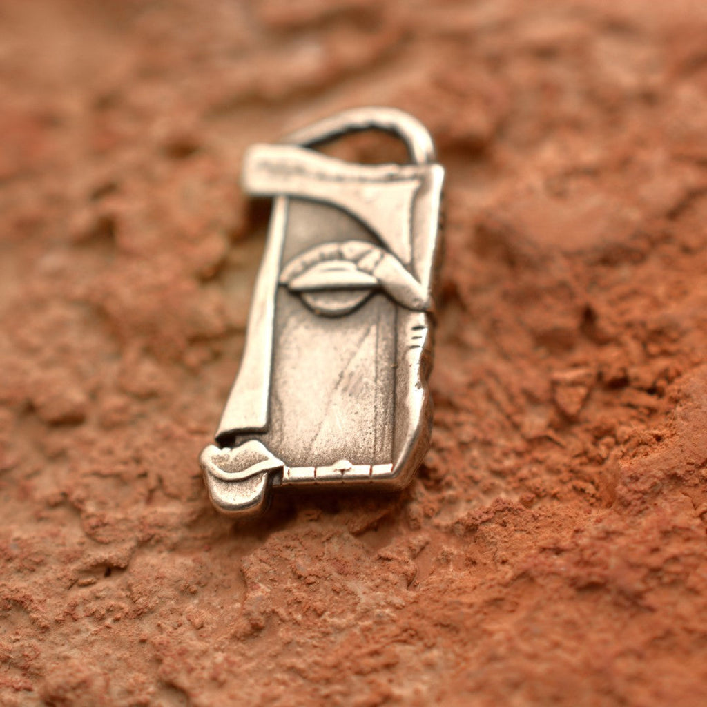 „Gesicht der Muse“ – Anhänger aus 925er Silber, handgefertigter Skulpturenschmuck für kreative Seelen im Boho- und rustikalen Stil | Art Diva