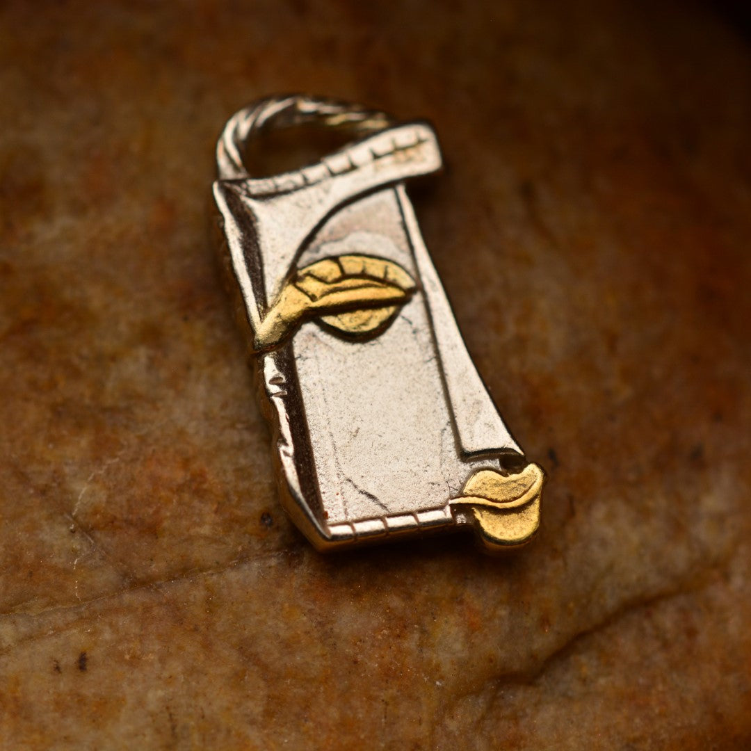„Gesicht der Muse“ – Anhänger aus 925er Silber mit goldfarbenen Akzenten, Symbol für Inspiration, Kreativität, Selbstvertrauen und innere Stärke, Skulpturenschmuck im Boho- und rustikalen Stil | Art Diva