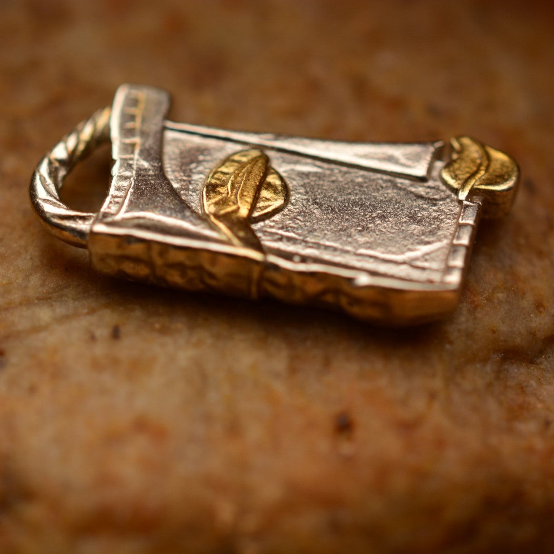 „Gesicht der Muse“ – Anhänger aus 925er Silber mit goldfarbenen Akzenten, Symbol für Inspiration, Kreativität, Selbstvertrauen und innere Stärke, Skulpturenschmuck im Boho- und rustikalen Stil | Art Diva