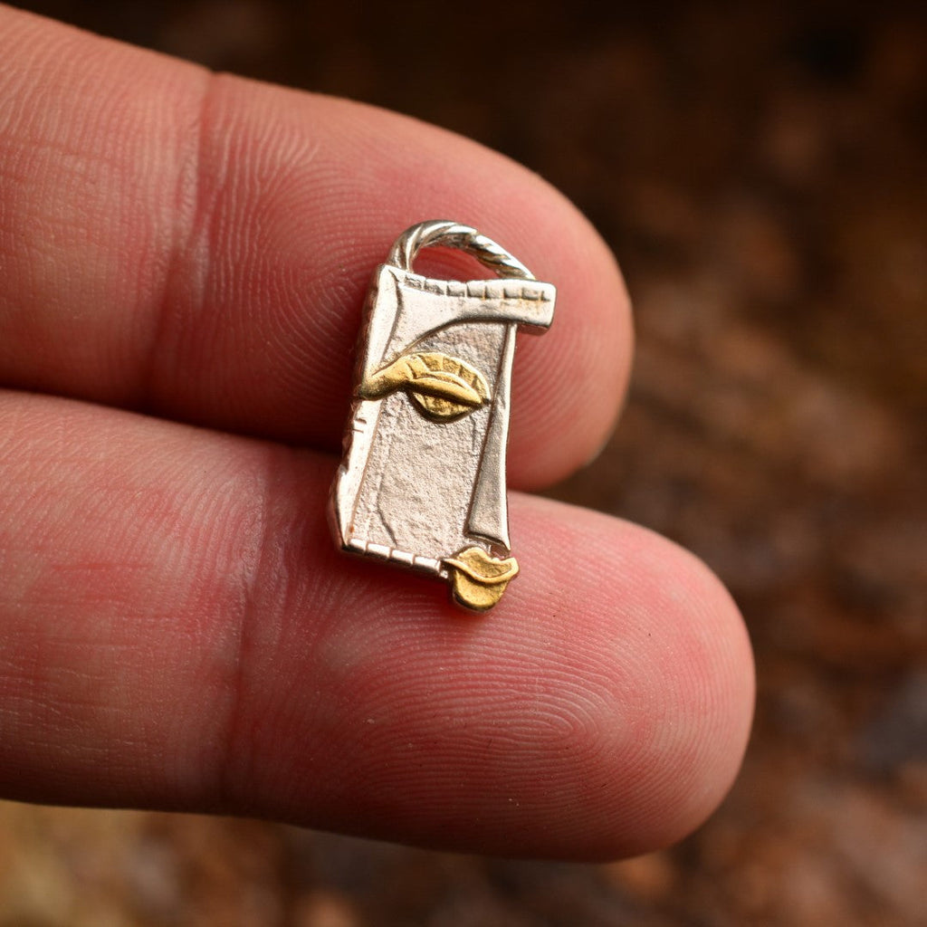 „Gesicht der Muse“ – Anhänger aus 925er Silber mit goldfarbenen Akzenten, Symbol für Inspiration, Kreativität, Selbstvertrauen und innere Stärke, Skulpturenschmuck im Boho- und rustikalen Stil | Art Diva