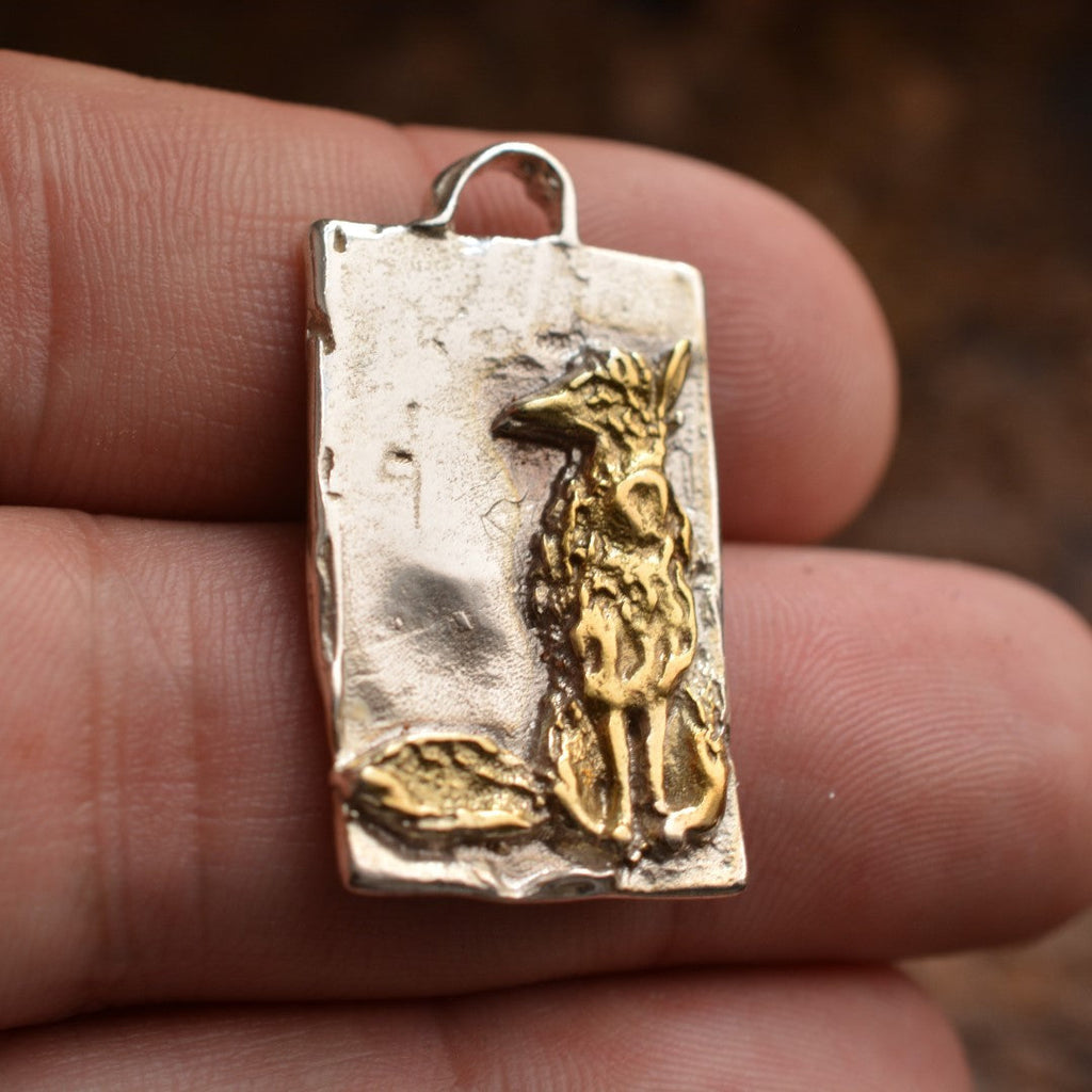 „Fuchs“-Anhänger aus 925er Silber mit goldfarbenen Akzenten – Talisman für Intuition, Weisheit, Unabhängigkeit und innere Freiheit, Skulpturenschmuck im Boho- und rustikalen Stil | Art Diva