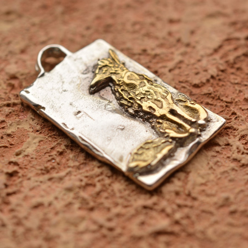 „Fuchs“-Anhänger aus 925er Silber mit goldfarbenen Akzenten – Talisman für Intuition, Weisheit, Unabhängigkeit und innere Freiheit, Skulpturenschmuck im Boho- und rustikalen Stil | Art Diva