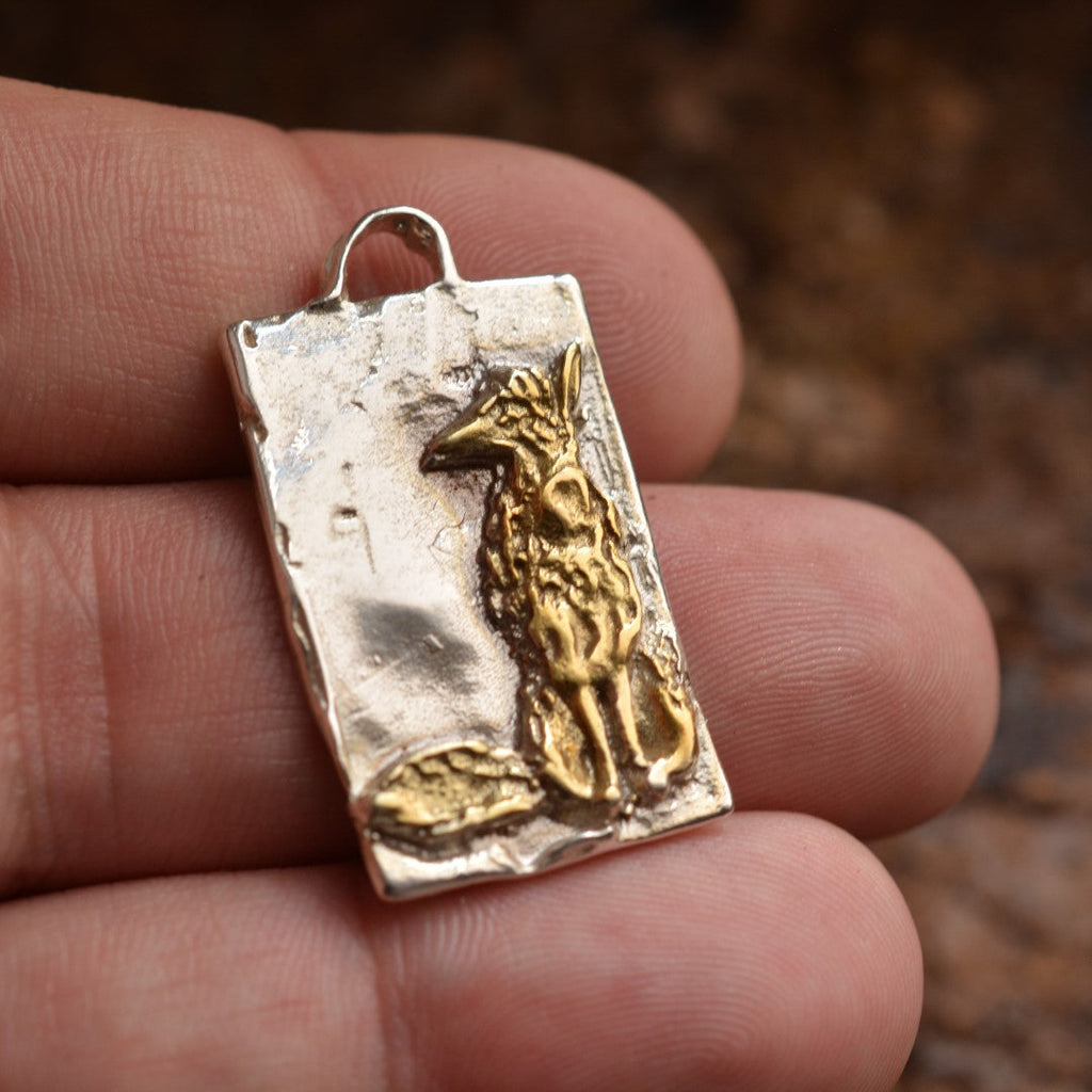 „Fuchs“-Anhänger aus 925er Silber mit goldfarbenen Akzenten – Talisman für Intuition, Weisheit, Unabhängigkeit und innere Freiheit, Skulpturenschmuck im Boho- und rustikalen Stil | Art Diva