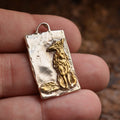 „Fuchs“-Anhänger aus 925er Silber mit goldfarbenen Akzenten – Talisman für Intuition, Weisheit, Unabhängigkeit und innere Freiheit, Skulpturenschmuck im Boho- und rustikalen Stil | Art Diva