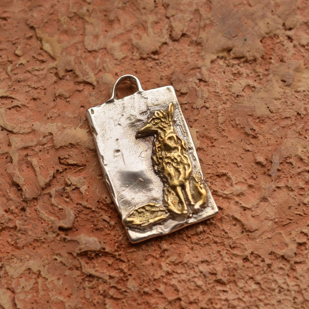 „Fuchs“-Anhänger aus 925er Silber mit goldfarbenen Akzenten – Talisman für Intuition, Weisheit, Unabhängigkeit und innere Freiheit, Skulpturenschmuck im Boho- und rustikalen Stil | Art Diva