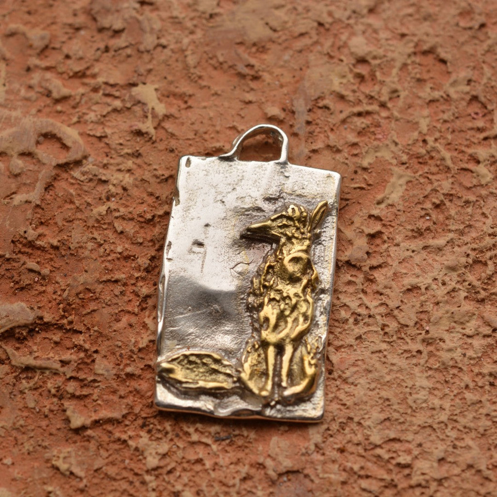 „Fuchs“-Anhänger aus 925er Silber mit goldfarbenen Akzenten – Talisman für Intuition, Weisheit, Unabhängigkeit und innere Freiheit, Skulpturenschmuck im Boho- und rustikalen Stil | Art Diva