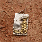 „Fuchs“-Anhänger aus 925er Silber mit goldfarbenen Akzenten – Talisman für Intuition, Weisheit, Unabhängigkeit und innere Freiheit, Skulpturenschmuck im Boho- und rustikalen Stil | Art Diva