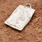 „Fuchs“-Anhänger aus 925er Silber mit goldfarbenen Akzenten – Talisman für Intuition, Weisheit, Unabhängigkeit und innere Freiheit, Skulpturenschmuck im Boho- und rustikalen Stil | Art Diva