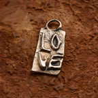„LOVE“-Anhänger aus 925er Silber – skulpturaler Talisman für Liebe, handgefertigtes symbolisches Schmuckstück im Boho-Stil, ideales Geschenk für Mutter, Tochter oder Freundin | Art Diva