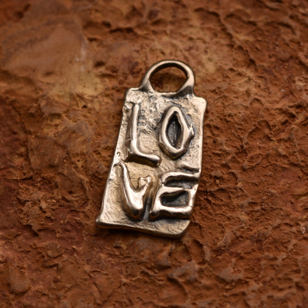 „LOVE“-Anhänger aus 925er Silber – skulpturaler Talisman für Liebe, handgefertigtes symbolisches Schmuckstück im Boho-Stil, ideales Geschenk für Mutter, Tochter oder Freundin | Art Diva