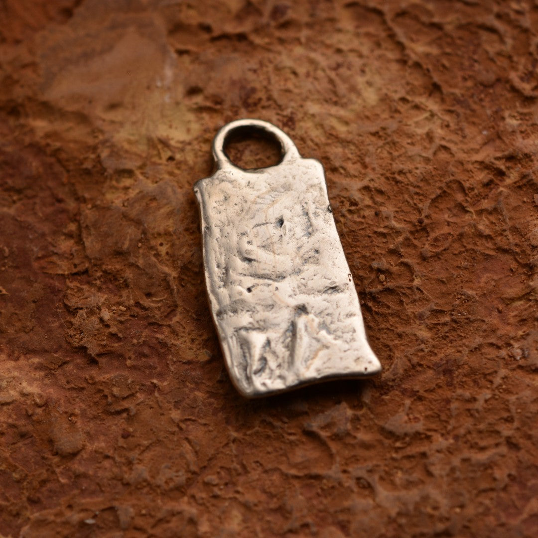 „LOVE“-Anhänger aus 925er Silber – skulpturaler Talisman für Liebe, handgefertigtes symbolisches Schmuckstück im Boho-Stil, ideales Geschenk für Mutter, Tochter oder Freundin | Art Diva