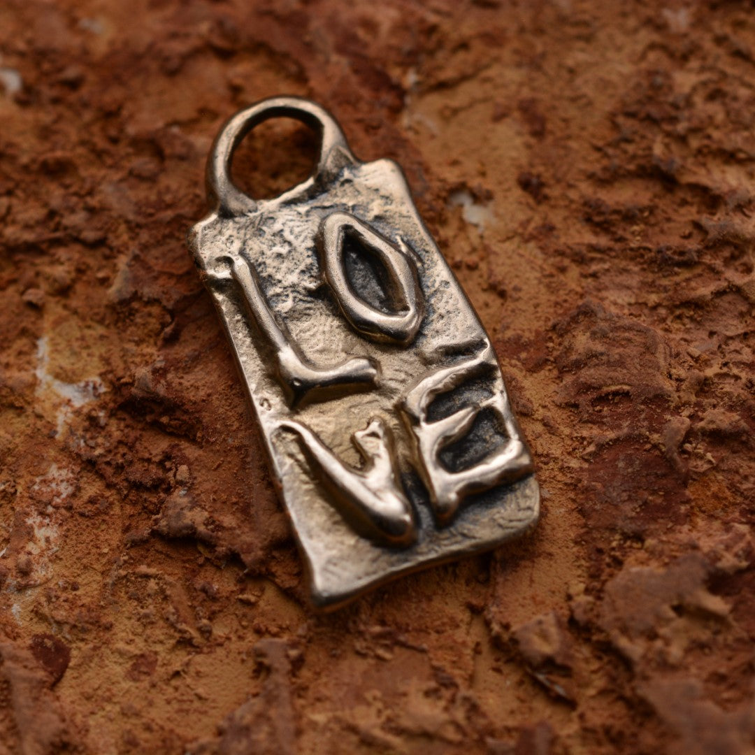„LOVE“-Anhänger aus 925er Silber – skulpturaler Talisman für Liebe, handgefertigtes symbolisches Schmuckstück im Boho-Stil, ideales Geschenk für Mutter, Tochter oder Freundin | Art Diva