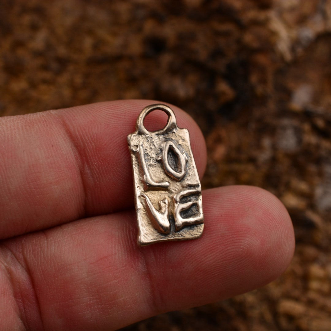 „LOVE“-Anhänger aus 925er Silber – skulpturaler Talisman für Liebe, handgefertigtes symbolisches Schmuckstück im Boho-Stil, ideales Geschenk für Mutter, Tochter oder Freundin | Art Diva