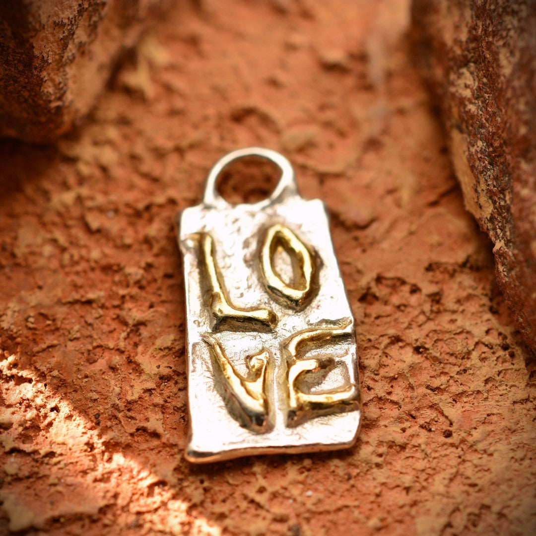 „LOVE“-Anhänger aus 925er Silber mit vergoldeten Akzenten – skulpturaler Talisman für Liebe, handgefertigtes symbolisches Schmuckstück im Boho-Stil, ideales Geschenk aus der Kollektion „Glanz“ | Art Diva