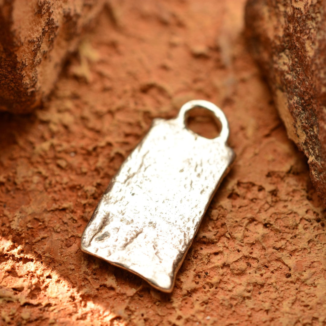 „LOVE“-Anhänger aus 925er Silber mit vergoldeten Akzenten – skulpturaler Talisman für Liebe, handgefertigtes symbolisches Schmuckstück im Boho-Stil, ideales Geschenk aus der Kollektion „Glanz“ | Art Diva
