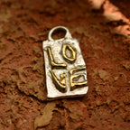 „LOVE“-Anhänger aus 925er Silber mit vergoldeten Akzenten – skulpturaler Talisman für Liebe, handgefertigtes symbolisches Schmuckstück im Boho-Stil, ideales Geschenk aus der Kollektion „Glanz“ | Art Diva