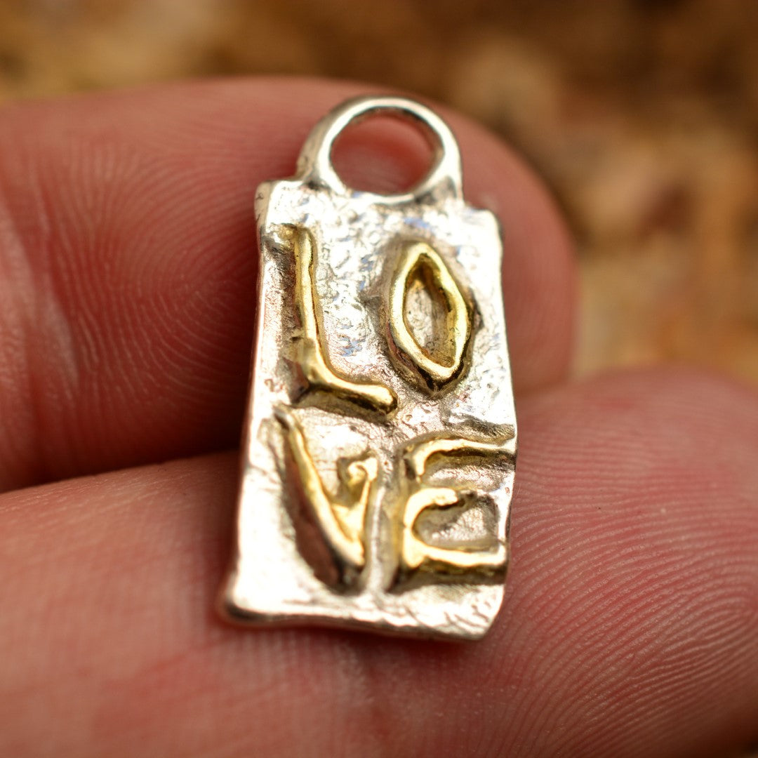 „LOVE“-Anhänger aus 925er Silber mit vergoldeten Akzenten – skulpturaler Talisman für Liebe, handgefertigtes symbolisches Schmuckstück im Boho-Stil, ideales Geschenk aus der Kollektion „Glanz“ | Art Diva