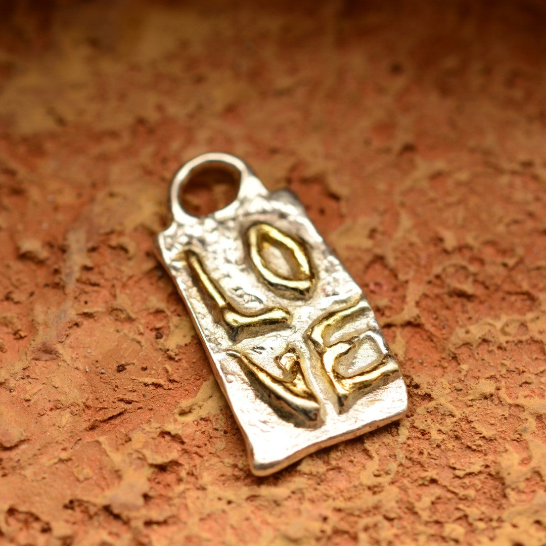 „LOVE“-Anhänger aus 925er Silber mit vergoldeten Akzenten – skulpturaler Talisman für Liebe, handgefertigtes symbolisches Schmuckstück im Boho-Stil, ideales Geschenk aus der Kollektion „Glanz“ | Art Diva