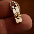 „Liebe in Fesseln“ – Anhänger aus 925er Silber mit goldfarbenen Akzenten, Symbol für Prüfungen und innere Stärke, handgefertigter Skulpturenschmuck im Boho- und rustikalen Stil | Art Diva