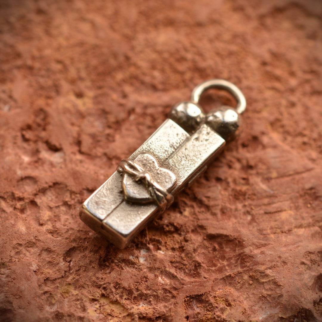 „Liebe in Fesseln“ – Anhänger aus 925er Silber, Symbol für Prüfungen und innere Stärke, handgefertigter Skulpturenschmuck im Boho- und rustikalen Stil | Art Diva