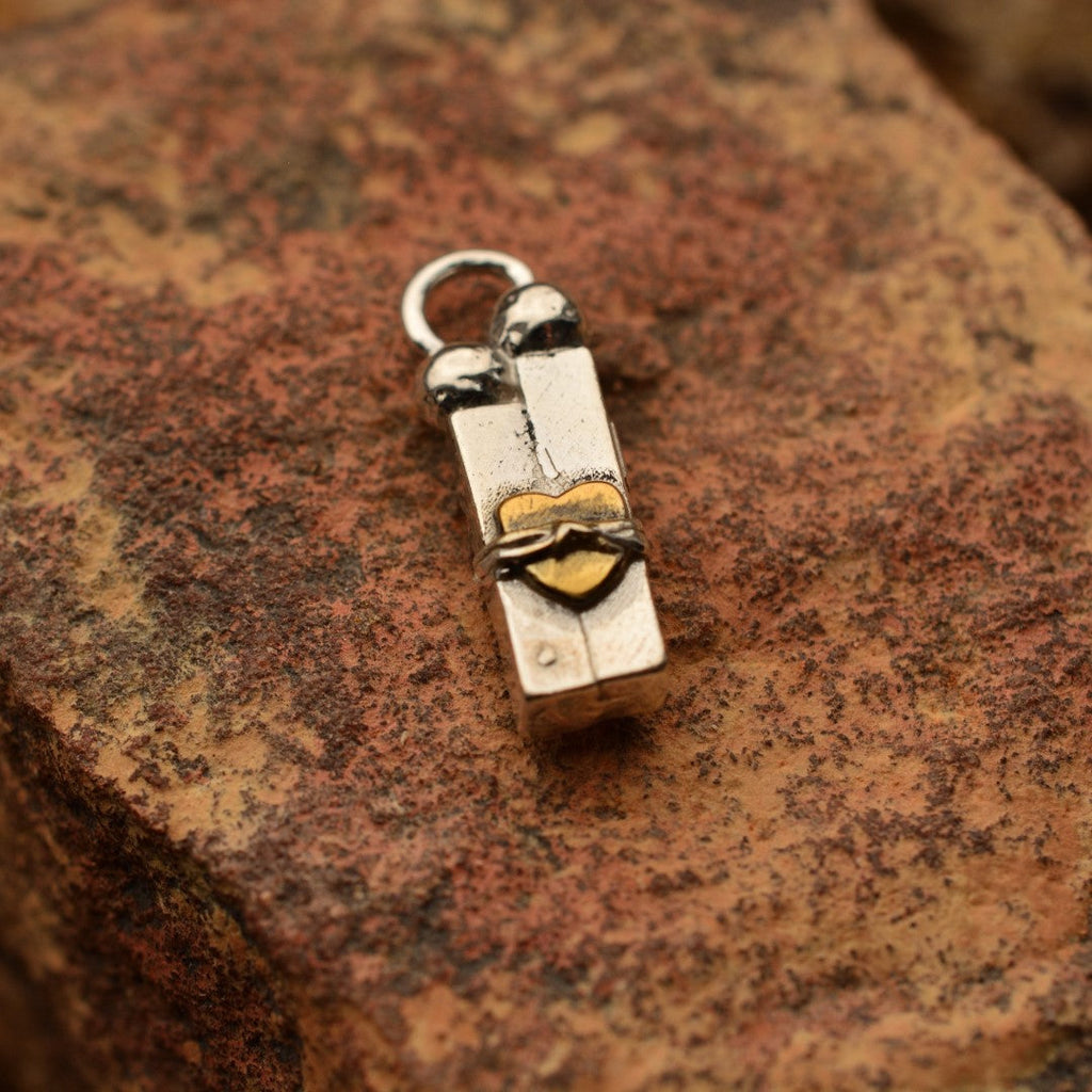 „Liebe in Fesseln“ – Anhänger aus 925er Silber mit goldfarbenen Akzenten, Symbol für Prüfungen und innere Stärke, handgefertigter Skulpturenschmuck im Boho- und rustikalen Stil | Art Diva