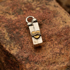 „Liebe in Fesseln“ – Anhänger aus 925er Silber mit goldfarbenen Akzenten, Symbol für Prüfungen und innere Stärke, handgefertigter Skulpturenschmuck im Boho- und rustikalen Stil | Art Diva