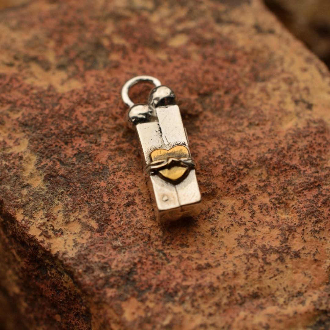 „Liebe in Fesseln“ – Anhänger aus 925er Silber mit goldfarbenen Akzenten, Symbol für Prüfungen und innere Stärke, handgefertigter Skulpturenschmuck im Boho- und rustikalen Stil | Art Diva