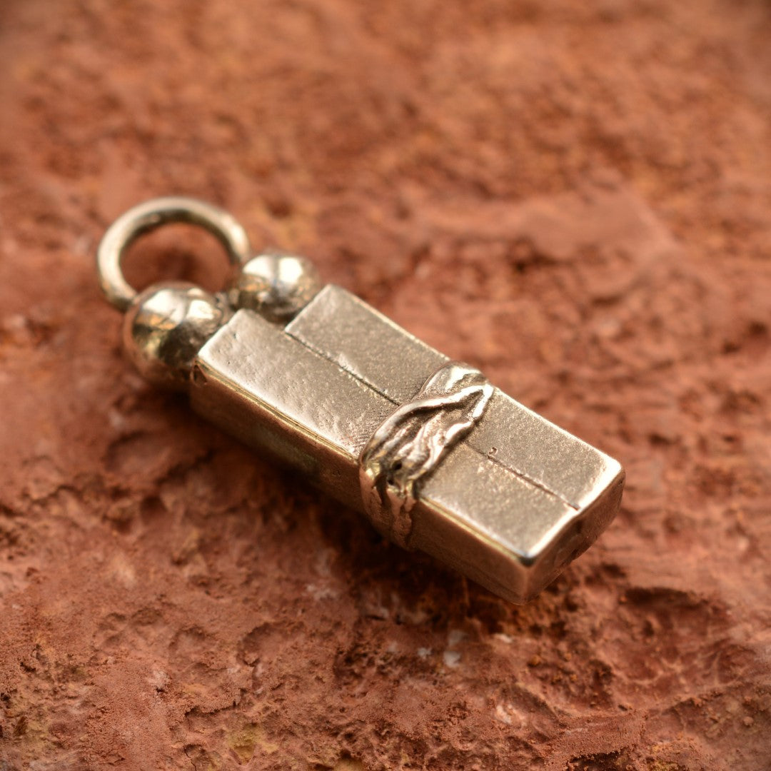 „Liebe in Fesseln“ – Anhänger aus 925er Silber, Symbol für Prüfungen und innere Stärke, handgefertigter Skulpturenschmuck im Boho- und rustikalen Stil | Art Diva