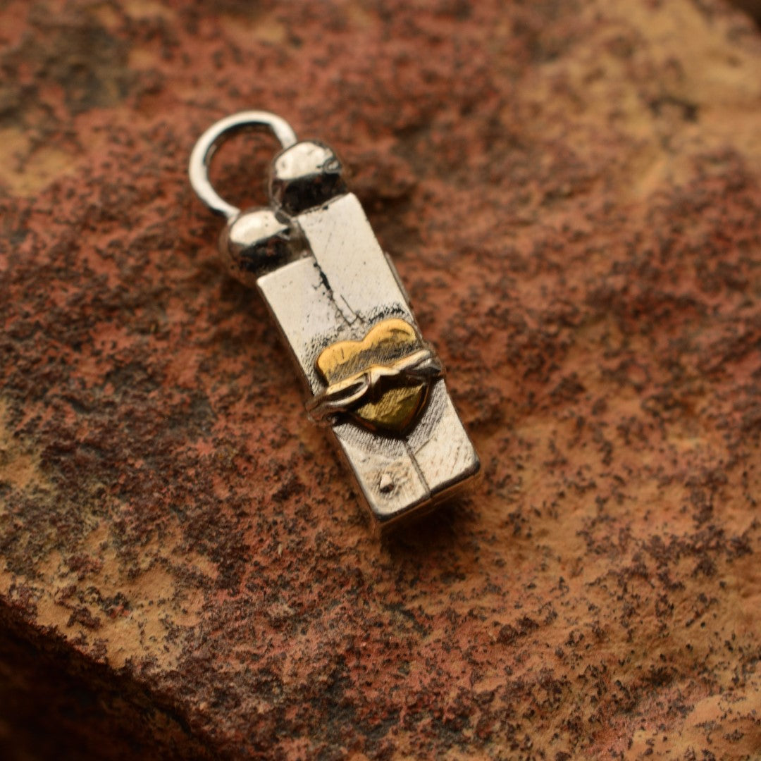„Liebe in Fesseln“ – Anhänger aus 925er Silber mit goldfarbenen Akzenten, Symbol für Prüfungen und innere Stärke, handgefertigter Skulpturenschmuck im Boho- und rustikalen Stil | Art Diva