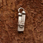 „Liebe in Fesseln“ – Anhänger aus 925er Silber, Symbol für Prüfungen und innere Stärke, handgefertigter Skulpturenschmuck im Boho- und rustikalen Stil | Art Diva