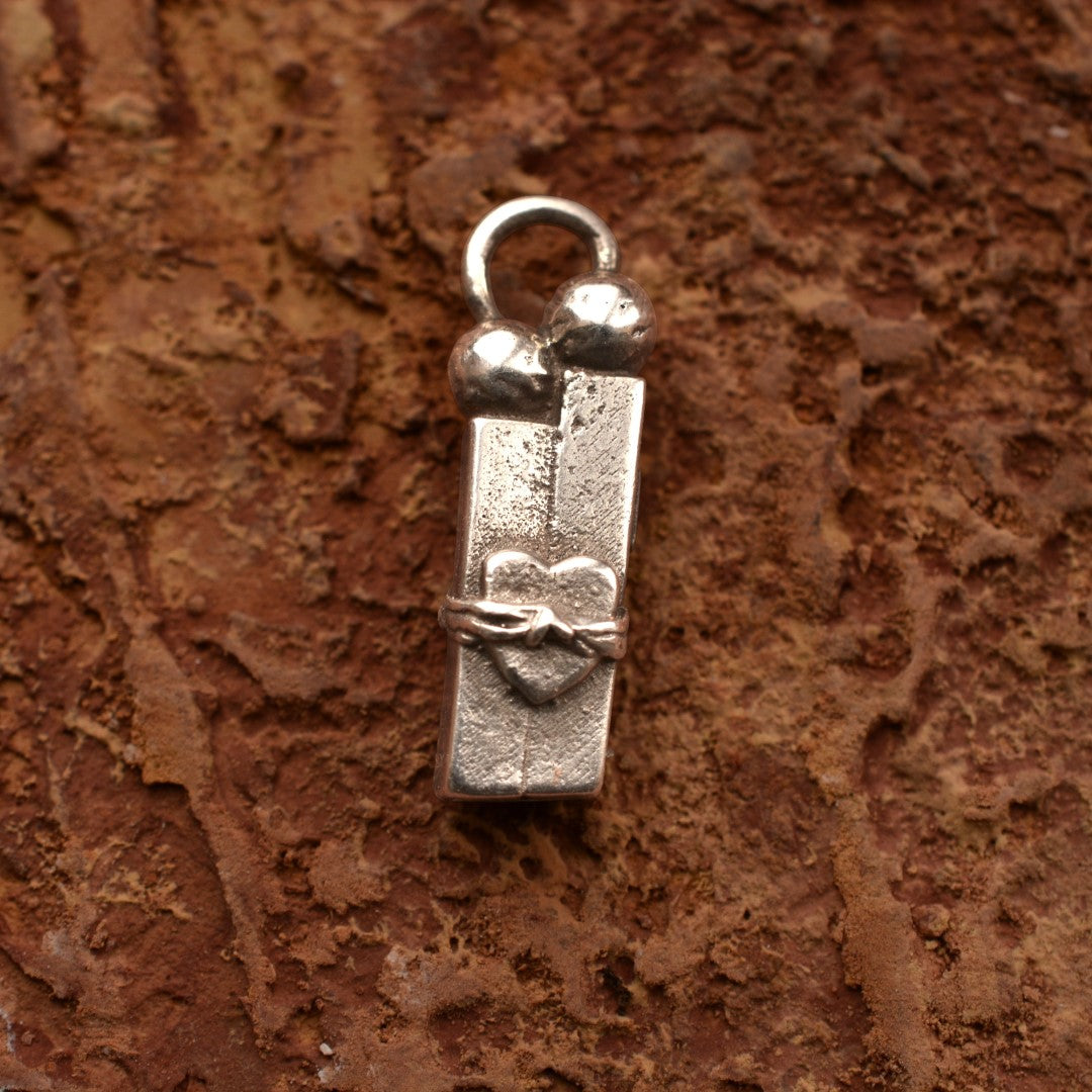 „Liebe in Fesseln“ – Anhänger aus 925er Silber, Symbol für Prüfungen und innere Stärke, handgefertigter Skulpturenschmuck im Boho- und rustikalen Stil | Art Diva