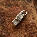 „Liebe in Fesseln“ – Anhänger aus 925er Silber mit goldfarbenen Akzenten, Symbol für Prüfungen und innere Stärke, handgefertigter Skulpturenschmuck im Boho- und rustikalen Stil | Art Diva