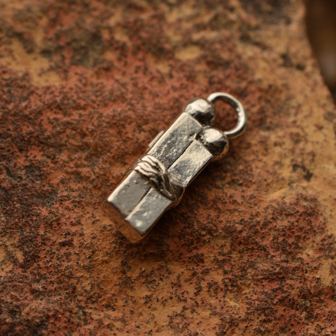 „Liebe in Fesseln“ – Anhänger aus 925er Silber mit goldfarbenen Akzenten, Symbol für Prüfungen und innere Stärke, handgefertigter Skulpturenschmuck im Boho- und rustikalen Stil | Art Diva
