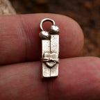 „Liebe in Fesseln“ – Anhänger aus 925er Silber, Symbol für Prüfungen und innere Stärke, handgefertigter Skulpturenschmuck im Boho- und rustikalen Stil | Art Diva