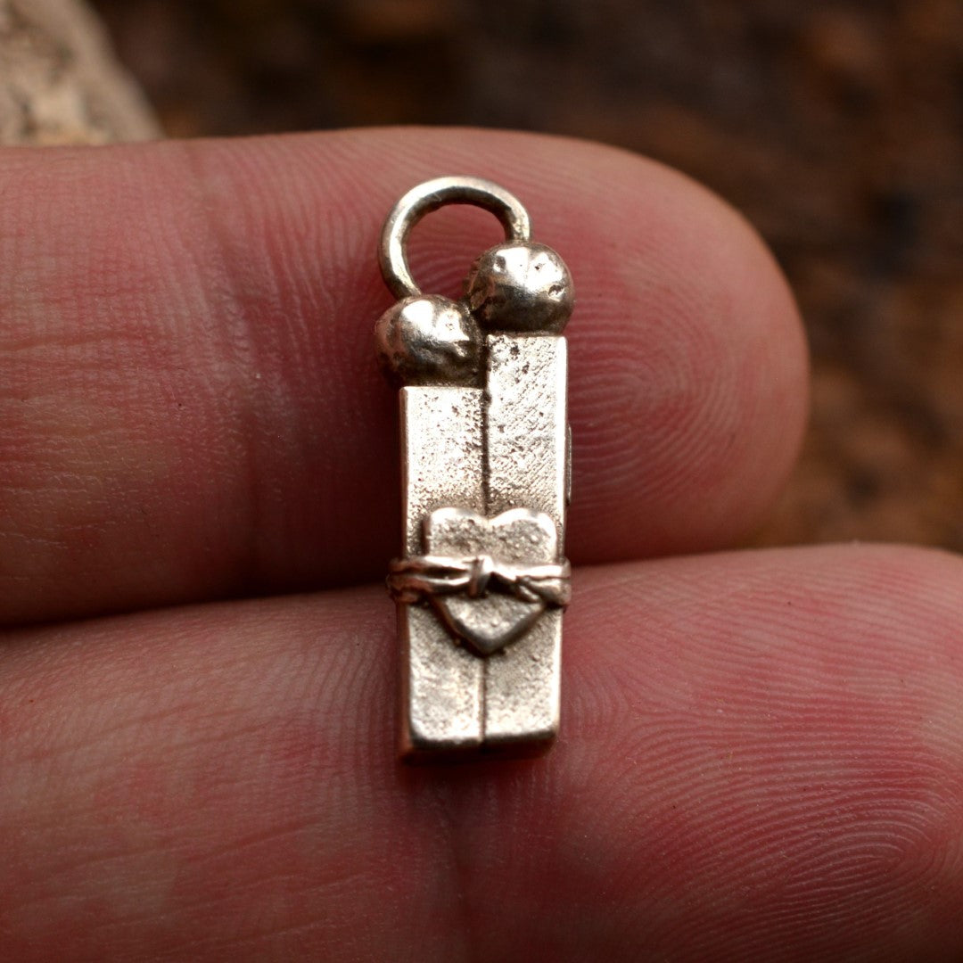„Liebe in Fesseln“ – Anhänger aus 925er Silber, Symbol für Prüfungen und innere Stärke, handgefertigter Skulpturenschmuck im Boho- und rustikalen Stil | Art Diva
